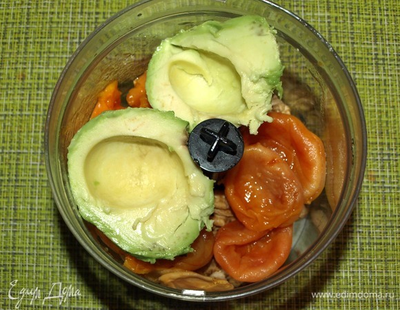 Проверить грецкие орехи на наличие перегородок (если имеются, то удалить). Складываем в чащу блендера грецкие орехи и курагу. У авокадо удалям косточку, очищаем его от кожуры и отправляем в чашу блендера.