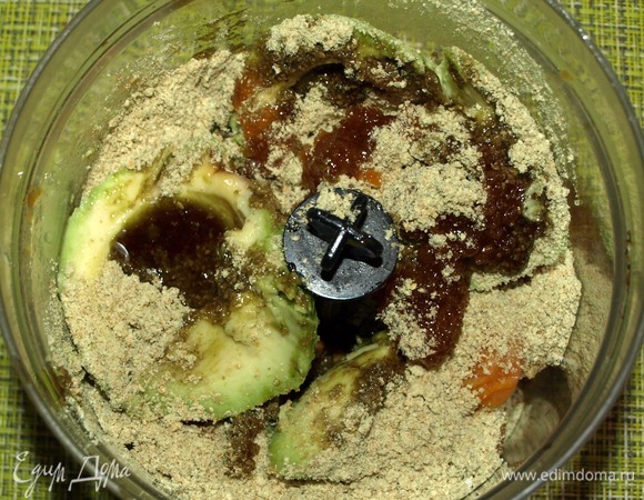 Добавляем тыквенную муку, тыквенное масло, мед и соль. Мед или другой подсластитель добавляйте по вкусу.