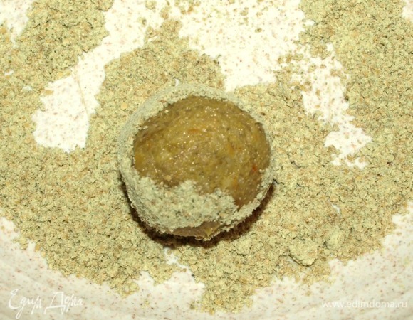 Формируем из полученной массы небольшие шарики и обваливаем в тыквенной муке. Обвалять можно в какао, семенах чиа, семенах мака или сахарной пудре.