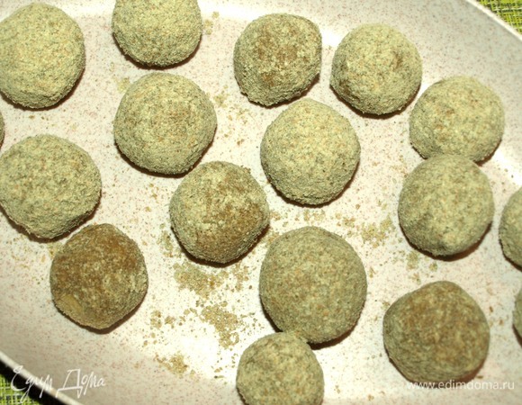 Отправляем готовые шарики в холодильник на 30 минут.