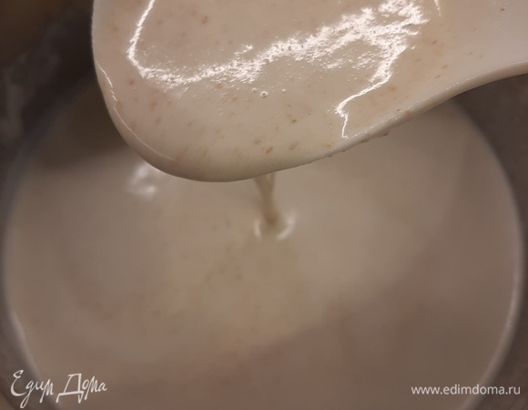 В кастрюле смешать молоко, яйцо, соль, сахар, растительное масло и постепенно добавлять муку (я добавила 2 ст. л. ржаной муки), чтобы получилось жидкое блинное тесто. Если тесто получится гуще, чем нужно, можно разбавить его водой до получения необходимой консистенции.