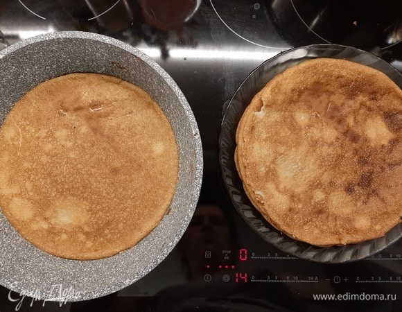 Пожарить блины (у меня получилось 12 штук).