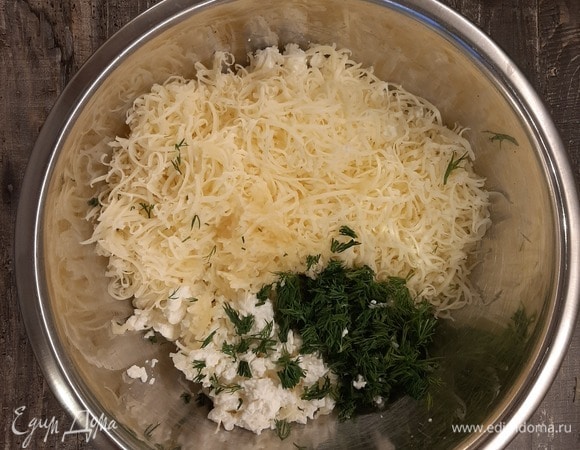 Измельчаем и смешиваем все ингредиенты для начинки.