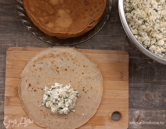 Начинаем фаршировать блины. Кладем 1 ст. л. с горкой начинки и сворачиваем блин конвертом.