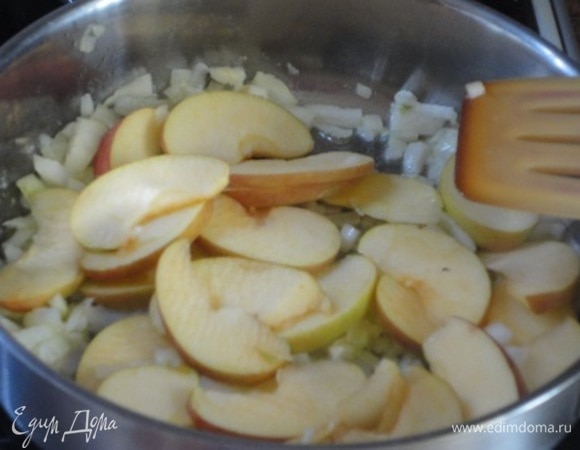 Рыбу промыть, промокнуть бумажным полотенцем, сбрызнуть лимонным соком и посолить. Лук нарезать мелкими кубиками, яблоко (желательно твердых сортов) — тоненькими дольками. В сотейнике разогреть сливочное и растительное масло и слегка обжарить лук с яблоками.