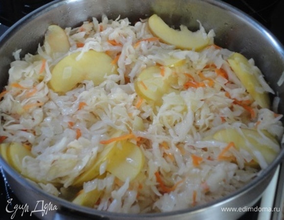 Влить воду, довести до кипения, добавить квашеную капусту, посолить и поперчить. Закрыть сотейник крышкой и тушить капусту на среднем огне 15 минут.