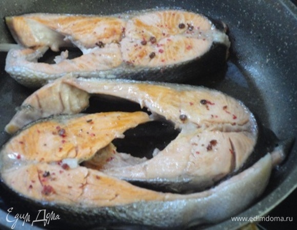 Сливочное масло слегка разогреть на сковороде с антипригарным покрытием и обжарить на нем на среднем огне ломтики рыбы до готовности, посыпав розовым перцем.