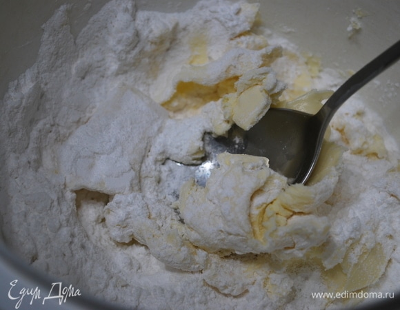 В мягкое сливочное масло вмешать сахарную пудру.