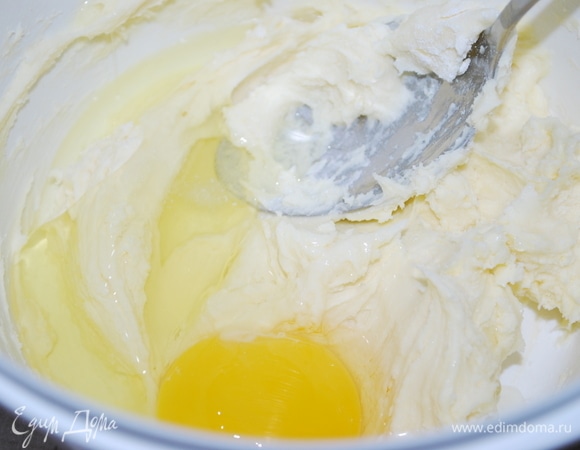 Добавить одно яйцо и все хорошо взбить в пышную массу при помощи миксера.