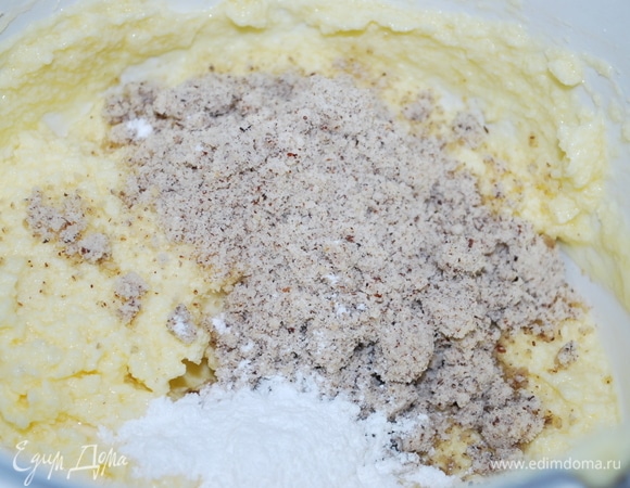 Добавить соль, ванильный сахар, фундучную муку, разрыхлитель и муку. Все хорошо перемешать.