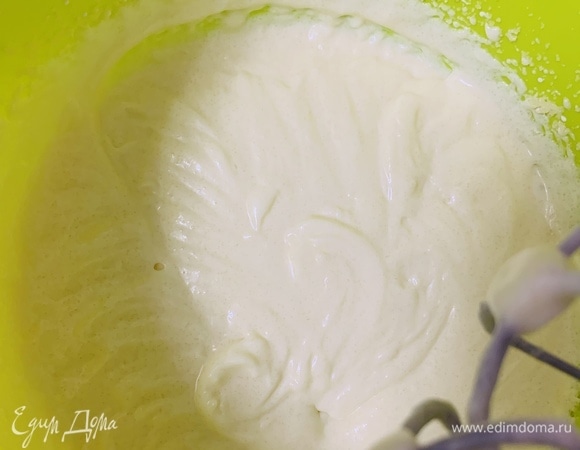 Кекс получается большой и довольно высокий, поэтому используйте большую форму (не меньше 20–21 см в диаметре). Размягченное масло или маргарин взбиваем с сахаром и ванилином до однородного состояния. Затем добавляем мягкий творог и взбиваем до однородного состояния.