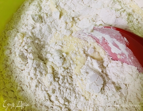 К массе добавляем просеянную муку с разрыхлителем. На этом этапе по желанию можно добавить изюм или измельченные орехи.