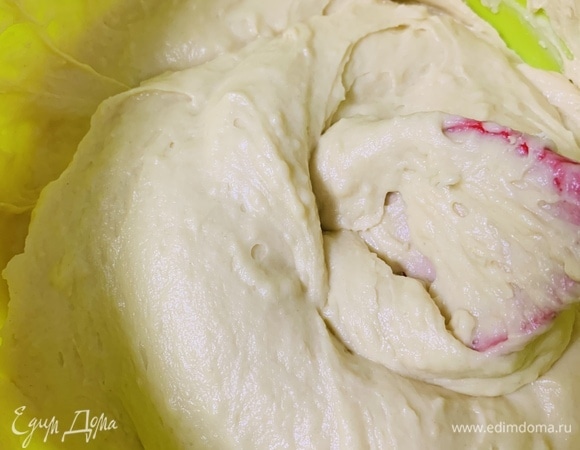 Перемешиваем тесто лопаткой до однородности.