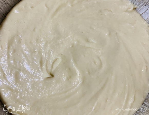 Форму промазываем маслом и слегка припыляем мукой. Переливаем в нее тесто и отправляем в заранее разогретую до 175°C духовку. Если форма силиконовая, смазывать ничего не нужно.