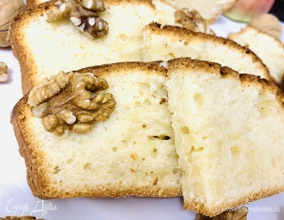 Кекс выпекается около часа. Может понадобиться чуть больше или меньше времени. Ориентируйтесь по вашей духовке. На готовом кексе будут небольшие трещины. Готовность проверяйте деревянной шпажкой. Она должна выходить абсолютно сухой. Приятного аппетита!