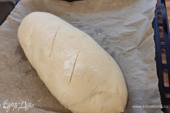 Выложить хлеб на противень, накрыть полотенцем и оставить на окончательную расстойку в теплом месте на 1–1,5 часа. За 5 минут до окончания расстойки нанести разрезы. Выпекать в заранее разогретой до 210°C духовке 30–40 минут (мне хватило 30 минут, ориентируйтесь по своей духовке, готовый хлеб при постукивании имеет глухой звук, а также тест на сухую палочку подскажет о готовности изделия).