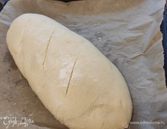 Выложить хлеб на противень, накрыть полотенцем и оставить на окончательную расстойку в теплом месте на 1–1,5 часа. За 5 минут до окончания расстойки нанести разрезы. Выпекать в заранее разогретой до 210°C духовке 30–40 минут (мне хватило 30 минут, ориентируйтесь по своей духовке, готовый хлеб при постукивании имеет глухой звук, а также тест на сухую палочку подскажет о готовности изделия).