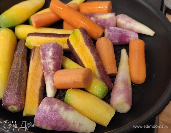 Морковь очистить, помыть, обсушить и нарезать на кусочки приблизительно одинакового размера. На сковороде разогреть оливковое масло и выложить морковь.