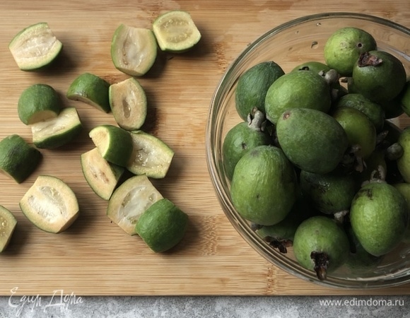 Тщательно отбираем плоды, с поврежденной и потемневшей кожурой не используем. Отрезаем с двух концов и разрезаем пополам.