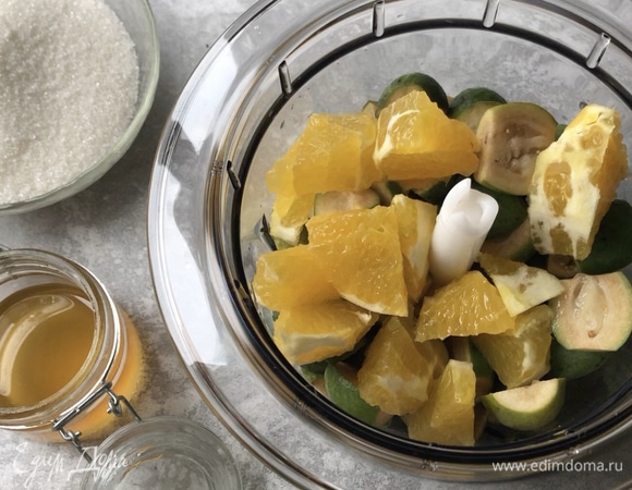 Добавляем сахар и мед по вкусу.