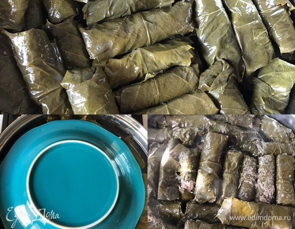 В глубокую сковороду или кастрюлю налить масло, выложить голубцы слоями, сверху накрыть тарелкой и залить водой. Вода должна слегка покрывать голубцы.