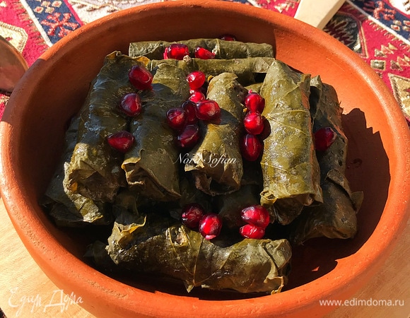 Ставим сковороду с долмой на огонь, доводим до кипения, уменьшаем огонь и готовим долму под крышкой 50–60 минут.