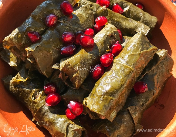 Готовую долму снять с огня и дать ей настояться.