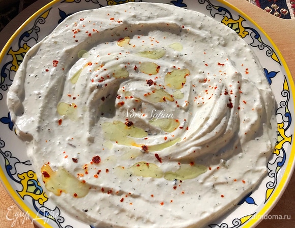 Распределить закуску по тарелке, по желанию можно сбрызнуть оливковым маслом и посыпать красным чили.