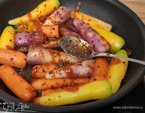 Полить медом (у меня сироп агавы наполовину с медом). Можно использовать сахар белый или коричневый, кленовый сироп или любой другой подсластитель. Добавить сок лимона или лайма, хлопья сладкой паприки, порошок перца чили (у меня соус шрирача), посолить и поперчить.