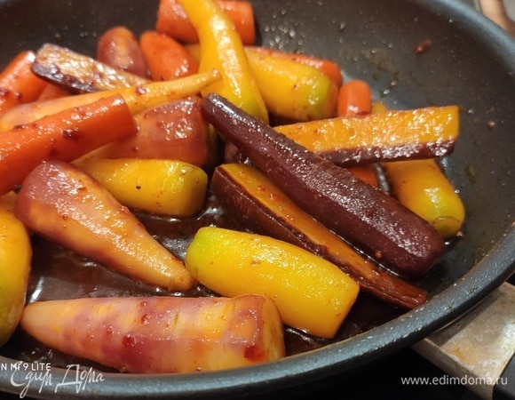 Влить апельсиновый сок (в идеале свежевыжатый), можно использовать яблочный или другой сок (в крайнем случае воду). Накрыть крышкой и тушить морковь минут 5. Затем тушить без крышки, иногда помешивая, до желаемой консистенции. За это время соус уваривается и загущается. Его получается немного, но он очень вкусный.