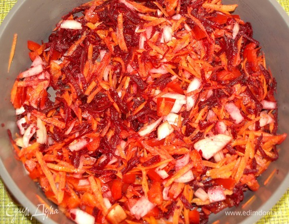 Морковь и свеклу очистить, натереть на крупной терке. Лук очистить и мелко нашинковать. У перца удалить семена, перегородки и мелко нарезать. В глубокой сковороде разогреваем растительное масло. Добавляем в сковороду овощи и томим 10 минут, изредка помешивая.