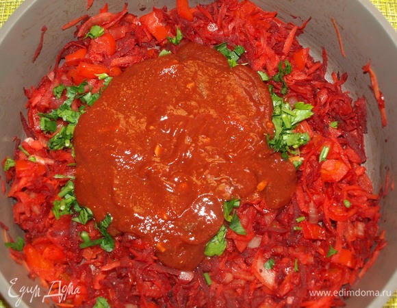 Зелень порубить. Добавляем томатный соус и зелень к овощам. Томим 5 минут на среднем огне. Через 5 минут добавляем лавровый лист и томим еще 5 минут.