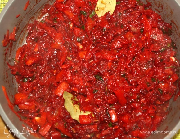 Снимаем с огня готовый маринад. Удаляем лавровый лист.