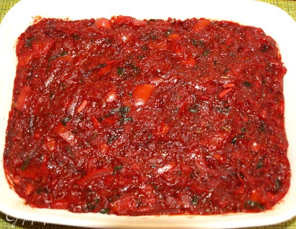 Равномерно распределяем маринад по рыбе. Закрываем фольгой, даем полностью остыть и отправляем на пару часов в холодильник.