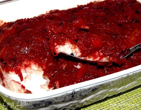 На холод отправлять необязательно. Рыба со свекольным маринадом вкусная в теплом и холодном виде. На гарнир можно подать картофель или рис.