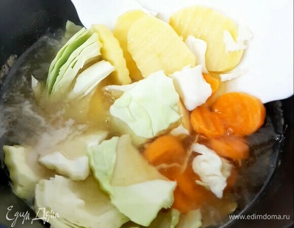 Морковь, картофель и капусту крупно режем. Достаем мясо и специи из бульона. Кладем овощи в бульон и варим до готовности ~20 минут.