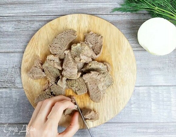 Мясо нарезаем произвольно. Можно его добавить в кастрюлю к овощам.