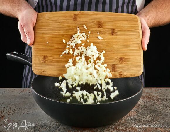 Нарежьте лук мелким кубиком. Обжарьте на смеси оливкового и сливочного масел до золотистости.