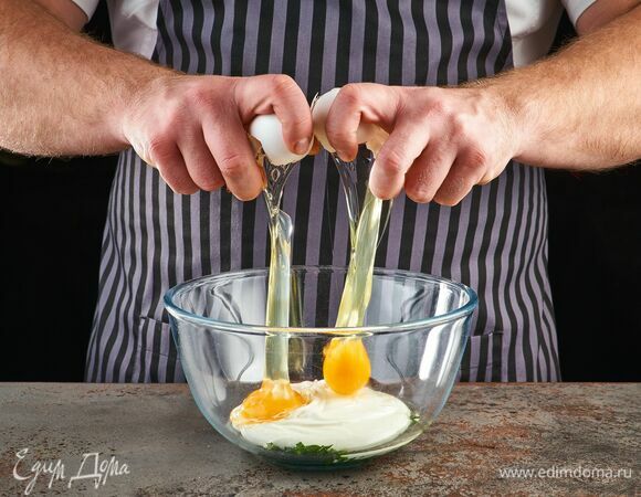 Добавьте куриные яйца.