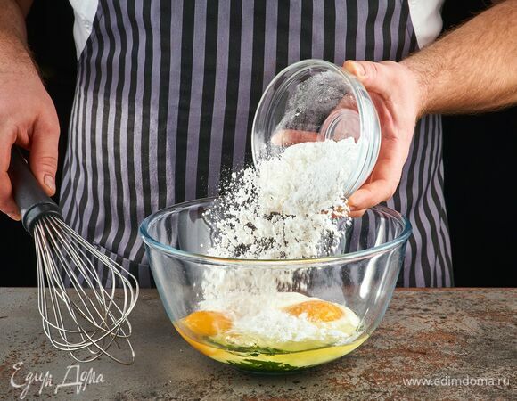 Всыпьте муку и смешайте все при помощи венчика.