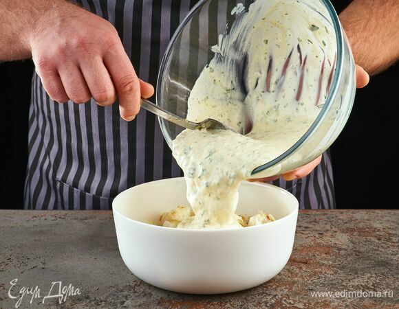 Лук и треску залейте заправкой. Запекайте в духовке при 180°С 30 минут.