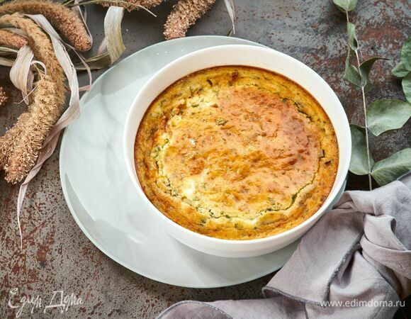 Подавайте заливной пирог в красивой белой форме на стол, заранее слегка остудив.