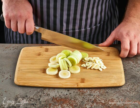 Нарежьте чеснок и лук-порей.