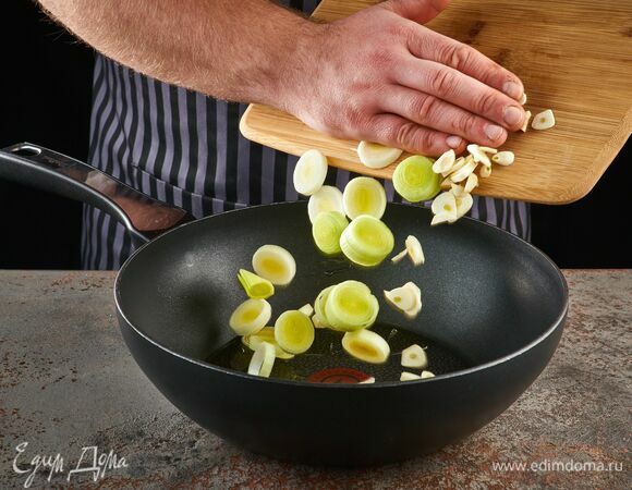 В сковороде разогрейте оливковое масло, обжарьте порей и чеснок до золотистости.
