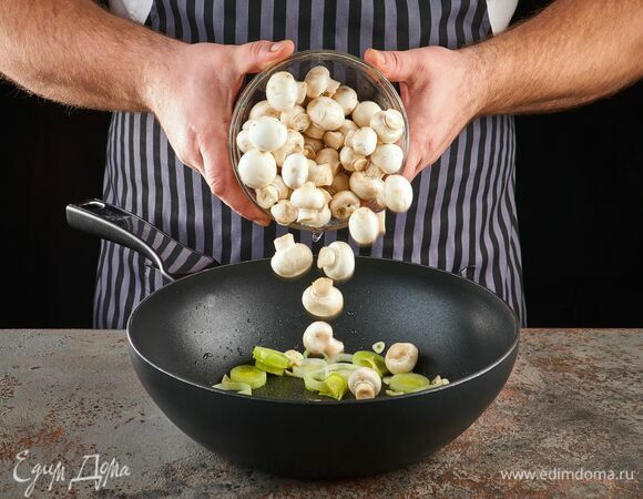 Грибы промойте и нарежьте при необходимости. Добавьте к овощам. Шампиньоны выделят воду, готовьте до ее испарения, в течение 5 минут.