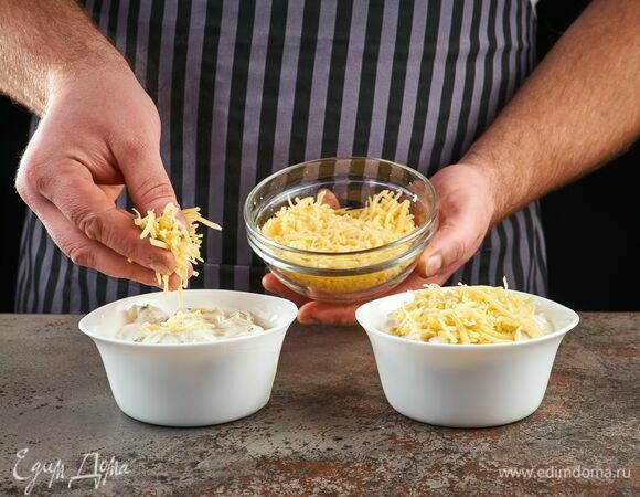 Получившуюся массу разложите по круглым жаропрочным формочкам Luminarc Smart Cuisine, щедро посыпьте сверху натертым сыром.