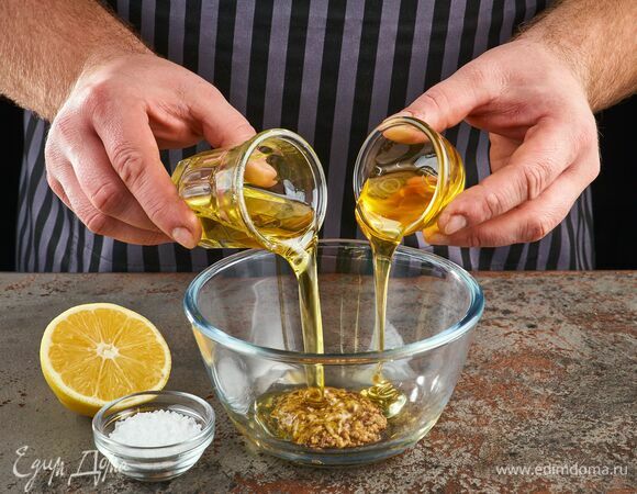 В небольшой чаше смешайте все ингредиенты для заправки.