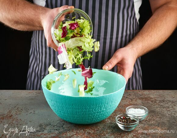 В салатник Luminarc Ammonite выложите салатный микс.