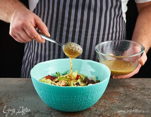 Полейте сверху слегка острой заправкой, посолите и поперчите, перемешайте.