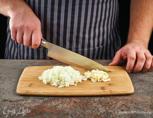 Чеснок и лук мелко нарежьте.